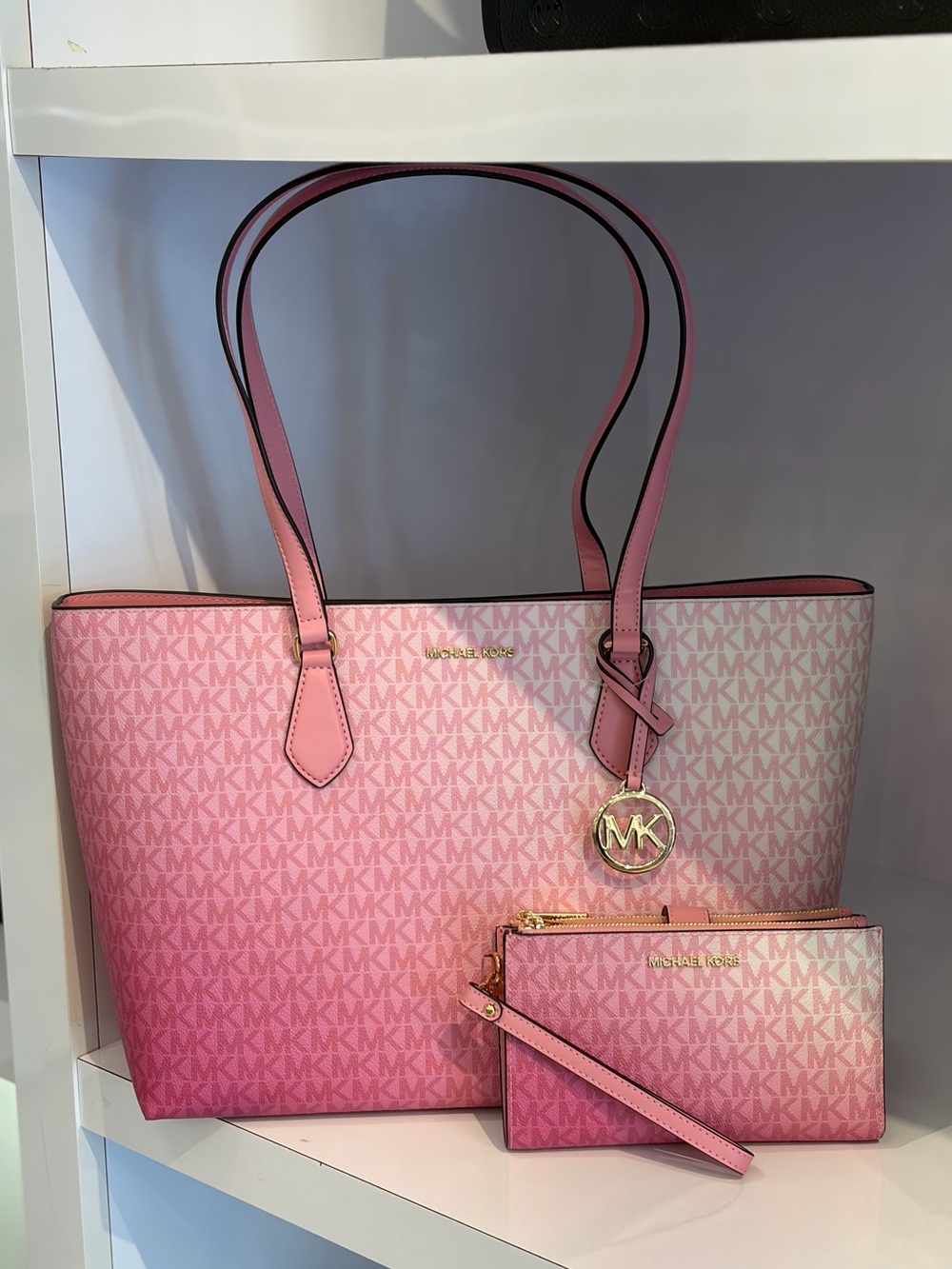 MICHAEL KORS Sheila Large Ombre Signature Logo Tote Bag and wallet Set
Carnation - Picture 9 of 16